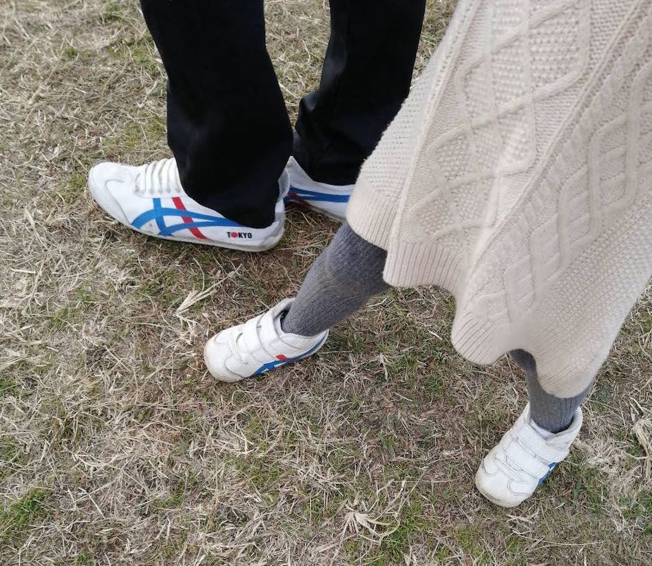 3歳の女の子がパパとオニツカタイガーの靴で親子コーデ