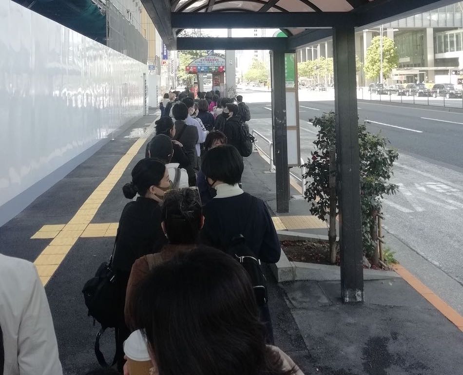 東京駅で千葉方面の高速バスに並ぶ行列