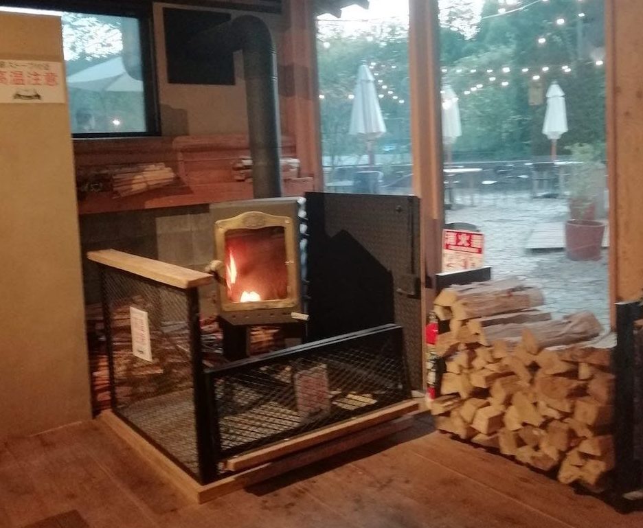 バンブーフォレストの夕食スペース（屋内）の暖炉
