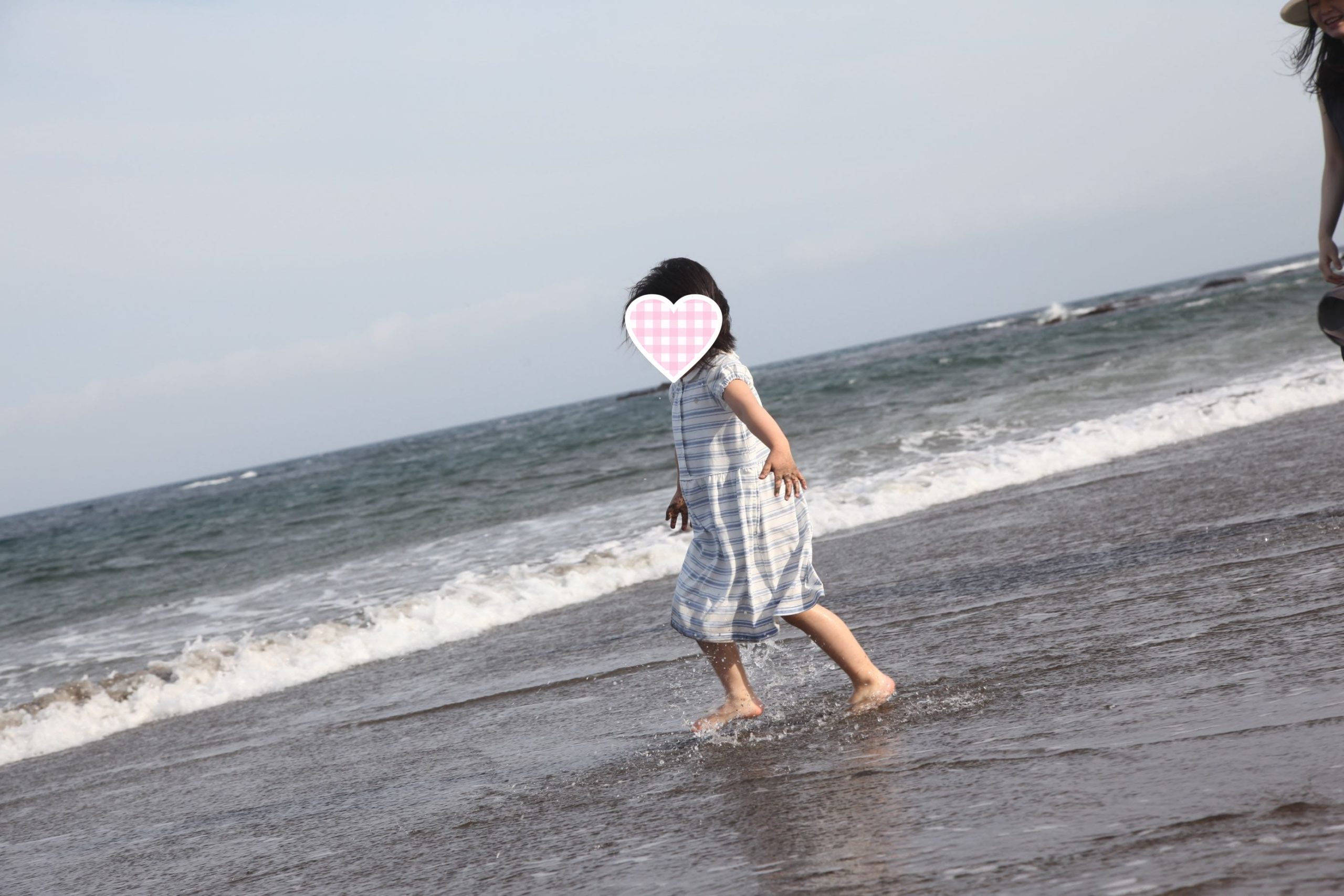 伊豆今井浜東急ホテルのビーチで遊ぶ幼児