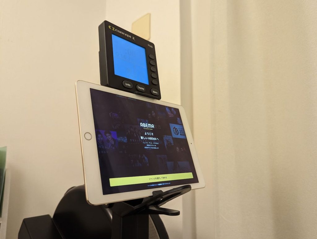 ローイングエルゴメーター（コンセプト2）のスタンドにタブレットを置いて動画を見ながらトレーニング。