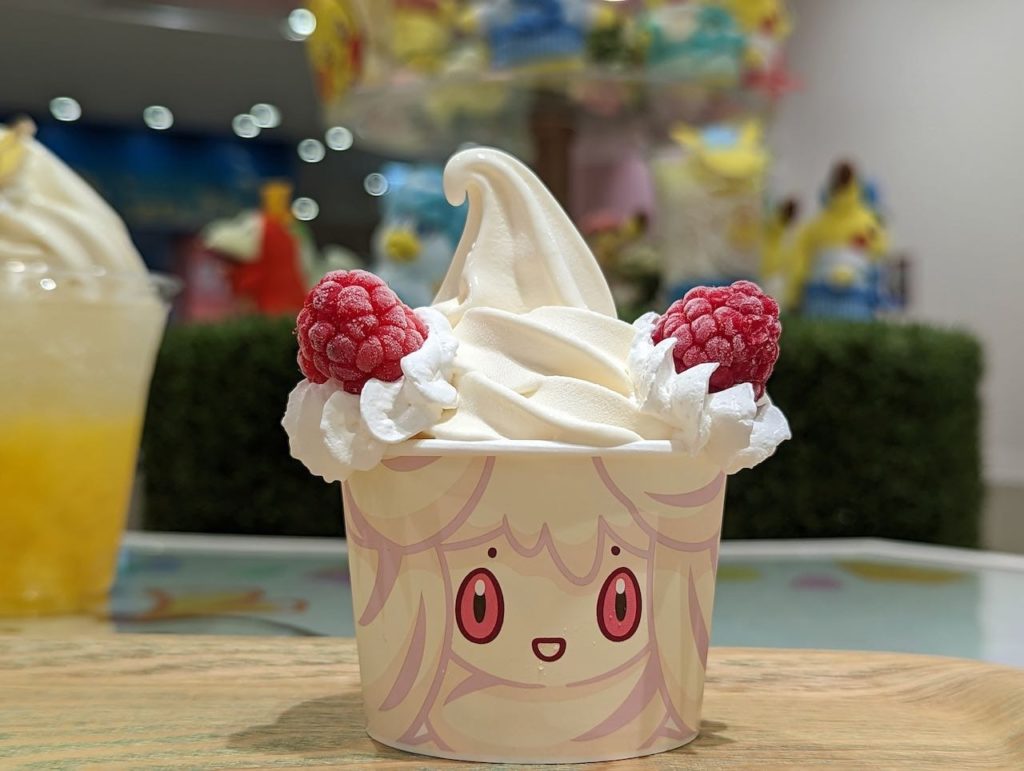 マホイップのデコレーションソフトはカップにマホイップの顔がえがれており、耳と頭部分をアイスクリームとバニラクリーム、木苺を組み合わせた食べ物です。